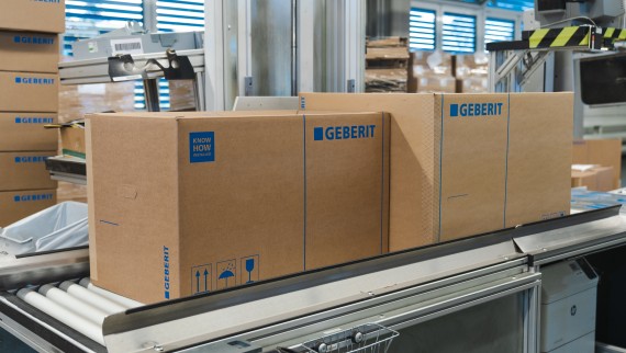 Nova embalagem mais pequena (à esquerda) para sanitas bidé em contraste com a antiga caixa de cartão (à direita) (© Julia Dunlop) Nova embalagem mais pequena (à esquerda) para sanitas bidé em contraste com a antiga caixa de cartão (à direita) (© Julia Dunlop)