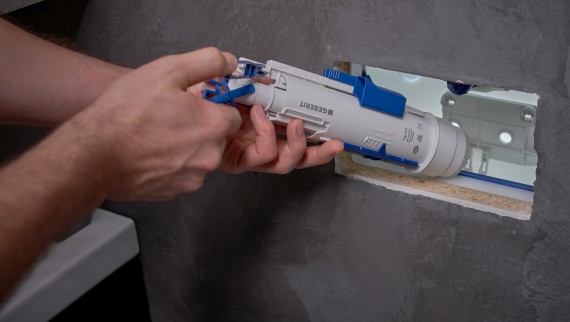 Instalação de um mecanismo de descarga num autoclismo de interior (© Ben Huggler) Instalação de um mecanismo de descarga num autoclismo de interior (© Ben Huggler)