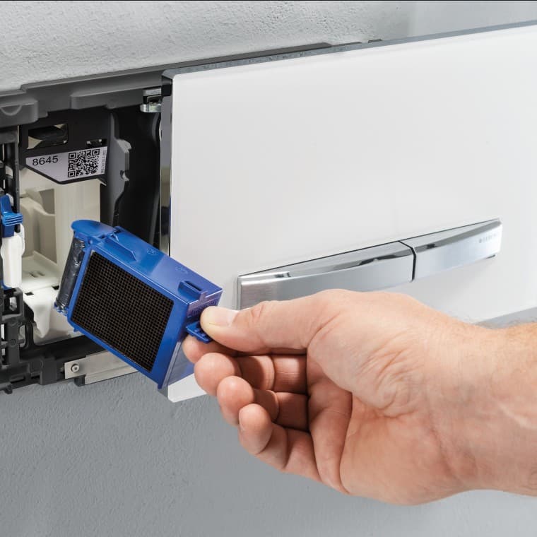 Acessório para inserir pastilhas ativas e filtro de favo de cerâmica atrás da placa de descarga Acessório para inserir pastilhas ativas e filtro de favo de cerâmica atrás da placa de descarga