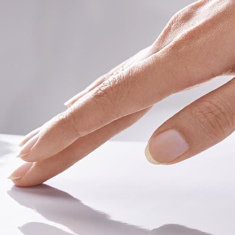 Uma mão acaricia a superfície da cerâmica Uma mão acaricia a superfície da cerâmica