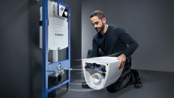 Sistema de instalação sanitária composto por autoclismo de interior Geberit Sigma e sanita Geberit Acanto