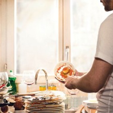 Louça suja a acumular-se na cozinha