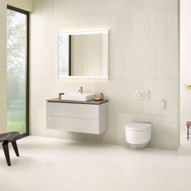 Casa de banho bege com armário com espelho, móvel de lavatório, placa de descarga e louças sanitárias Geberit