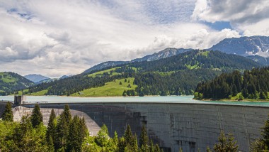 Barragem que irá gerar eletricidade a partir de energia hidrelétrica renovável (©wirestock/Freepik)