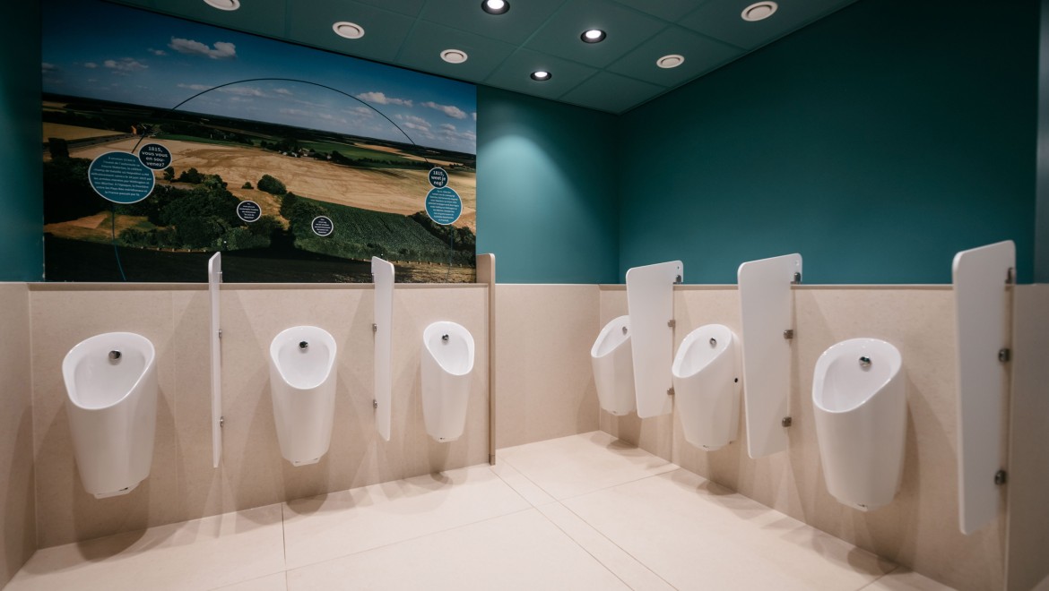 2theloo colabora estreitamente com a Geberit. Muitos dos produtos instalados à frente e atrás da parede são da Geberit, como os urinóis Preda (© Michiel Stock)