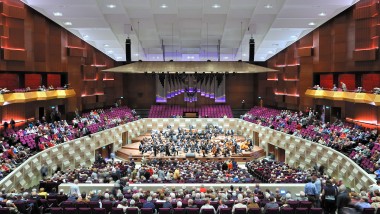 Na grande sala de concertos acontecem apresentações musicais de todos os estilos (© Plotvis e Kraaijvanger Architecten)
