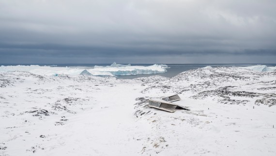 O Ice Fjord Centre é o único edifício no meio da paisagem gelada (© Adam Mørk)