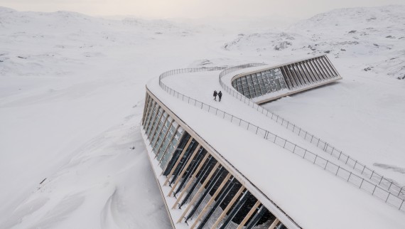 O telhado do Ice Fjord Center também é um terraço (© Adam Mørk)