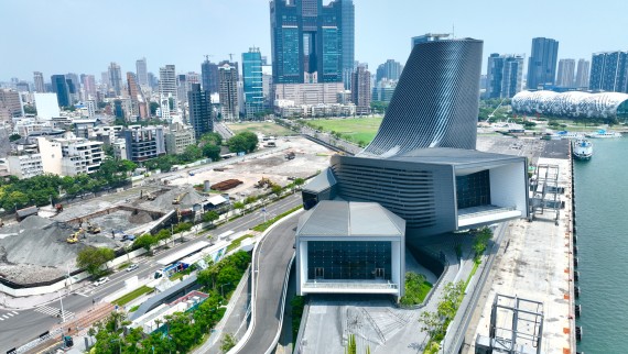 Ponte em vez de barreira: graças ao passeio marítimo, o edifício liga o terminal portuário à cidade