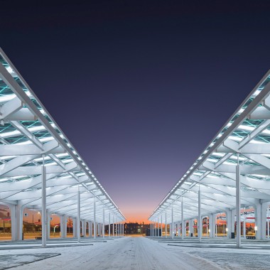 Nesta estação convergem autocarros urbanos, tráfego ferroviário, tráfego de bicicletas e táxis (© Rafał Chojnacki)