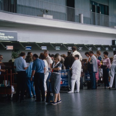 Passageiros à espera na zona de trânsito do Terminal A em 1986 (© ETH-Bibliothek Zürich)