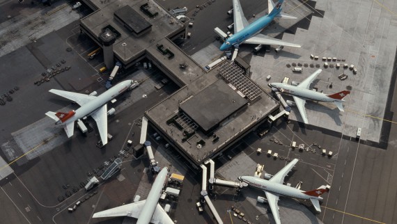 Vista aérea do Terminal B do aeroporto de Zurique (princípio dos anos 80) (© Swissair)