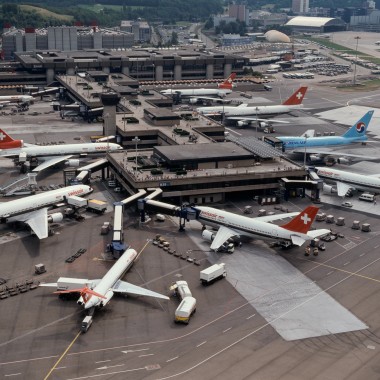 Vista aérea do Terminal B de Zurique nos anos 80 (© Swissair)