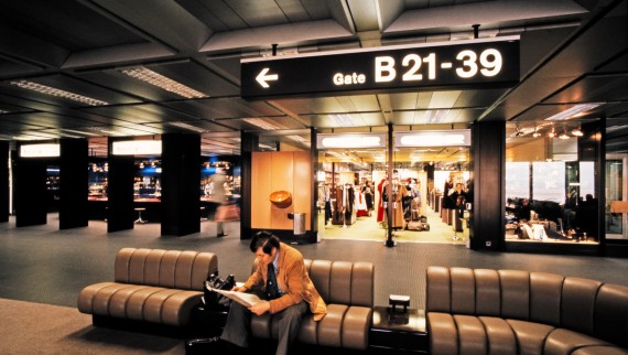 Fotografia do interior do terminal B do aeroporto de Zurique-Kloten, dos anos 80 (© ETH-Bibliothek Zürich)