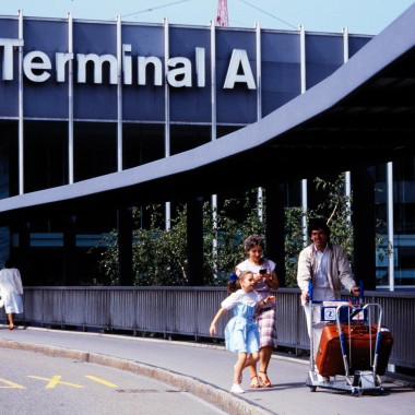 Peões em frente ao Terminal A em 1985 (© Swissair)